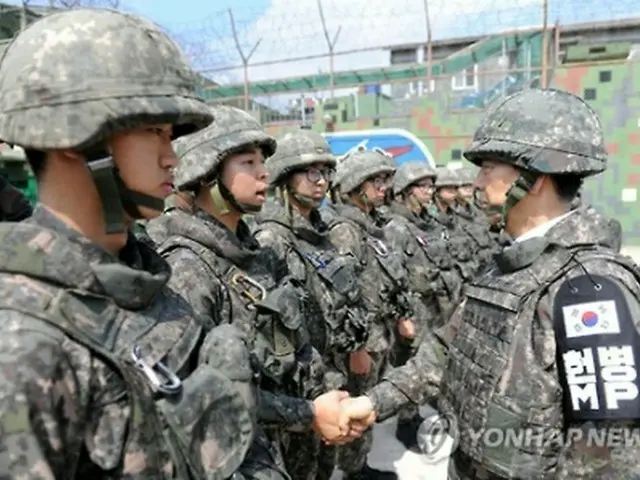 爆発現場に近い部隊を訪問し、兵士を激励する韓長官＝１０日、ソウル（聯合ニュース）