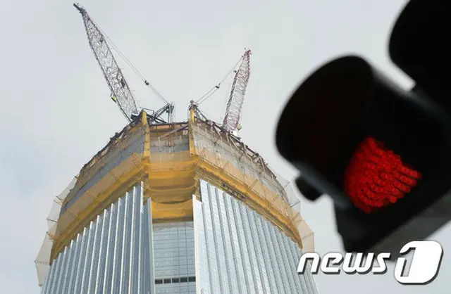 韓国・第2ロッテワールド建設において発生した事故に関して、施工業者であるロッテ建設と会社役員が現場の安全管理を怠った容疑で起訴された。（提供:news1）