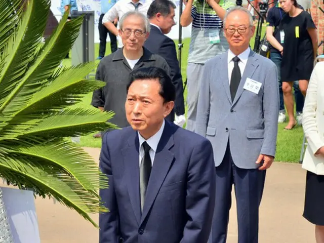 鳩山由紀夫元首相が光復（解放）70周年を控えた12日午後、ソウル・西大門（ソデムン）刑務所跡を訪問した。