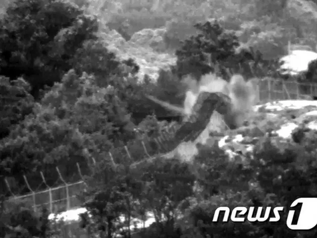 北朝鮮国防委員会は14日、去る4日に非武装地帯（DMZ）の韓国側で発生した地雷爆発事故が、北朝鮮軍が埋めた木箱地雷による挑発であるという韓国側の調査結果を全面否認した。事故当時の映像キャプチャー。