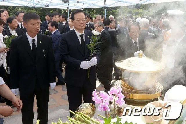 韓国のチョン・イファ国会議長は18日、故金大中（キム・デジュン）元大統領の6周忌を迎え、「金大中元大統領がいつも強調なさっていたように、統一は私たちが必ず行くべき道」と明かした。（提供:news1）