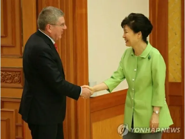 ＩＯＣのバッハ会長（左）と握手する朴大統領＝１９日、ソウル（聯合ニュース）