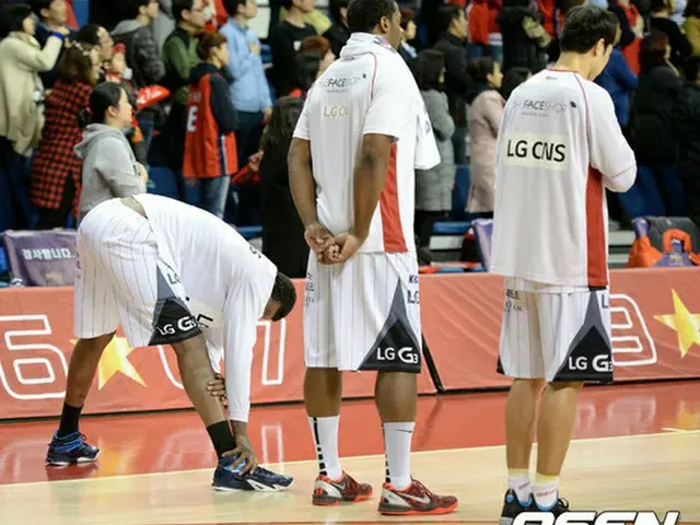 不誠実な態度が問題となり、KBL(韓国バスケットボールリーグ）から放出されたデイボン・ジェファーソン（29）がアラブエミレーツ（UAE）リーグに進出。（画像左:国家斉唱中にストレッチするジェファーソン）
