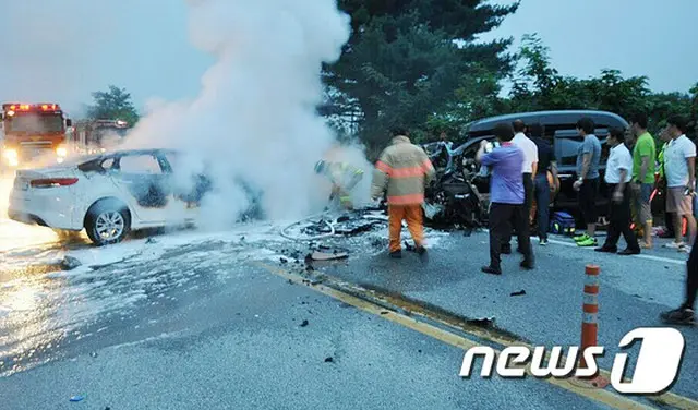 22日午後6時53分、韓国南東部に位置する慶尚南道・咸陽（ハミャン）郡の88オリンピック高速道路上り光州（クァンジュ）方面87.2km地点で、ワゴン車とセダン車が衝突する事故が起きた。（提供:news1）