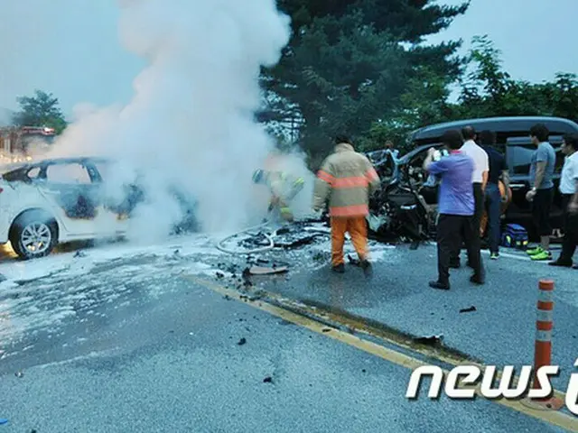 22日午後6時53分、韓国南東部に位置する慶尚南道・咸陽（ハミャン）郡の88オリンピック高速道路上り光州（クァンジュ）方面87.2km地点で、ワゴン車とセダン車が衝突する事故が起きた。（提供:news1）