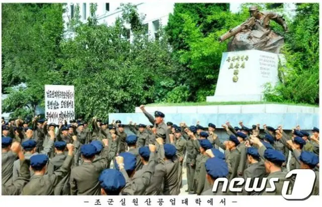 北朝鮮メディアは24日、前線地帯である黄海北道と江原道の青年らが、入隊と再入隊を熱烈に嘆願していると報じた。