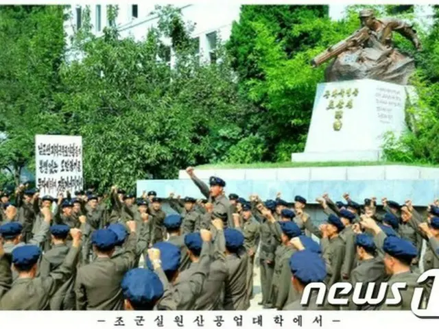 北朝鮮メディアは24日、前線地帯である黄海北道と江原道の青年らが、入隊と再入隊を熱烈に嘆願していると報じた。