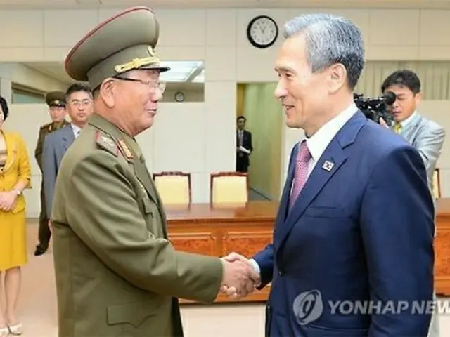 協議後、握手を交わす韓国の金寛鎮国家安保室長（右）と北朝鮮の黄炳誓朝鮮人民軍総政治局長（統一部提供）＝２５日、ソウル（聨合ニュース）