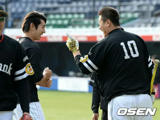 ソフトバンクのイ・デホ（李大浩）が、ロッテ投手イ・デウン（李大恩）との韓国人対決で完敗した。（提供:OSEN）