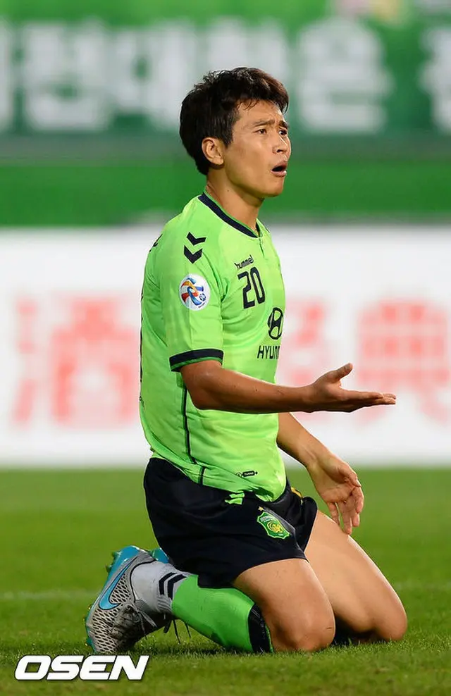 全北現代の攻撃手イ・ドングク（36）は去る26日、全州ワールドカップ競技場で開かれたアジアサッカー連盟（AFC）チャンピオンズリーグ8強第1戦ガンバ大阪（日本）とホーム戦を終え、堂々とした姿を見せた。