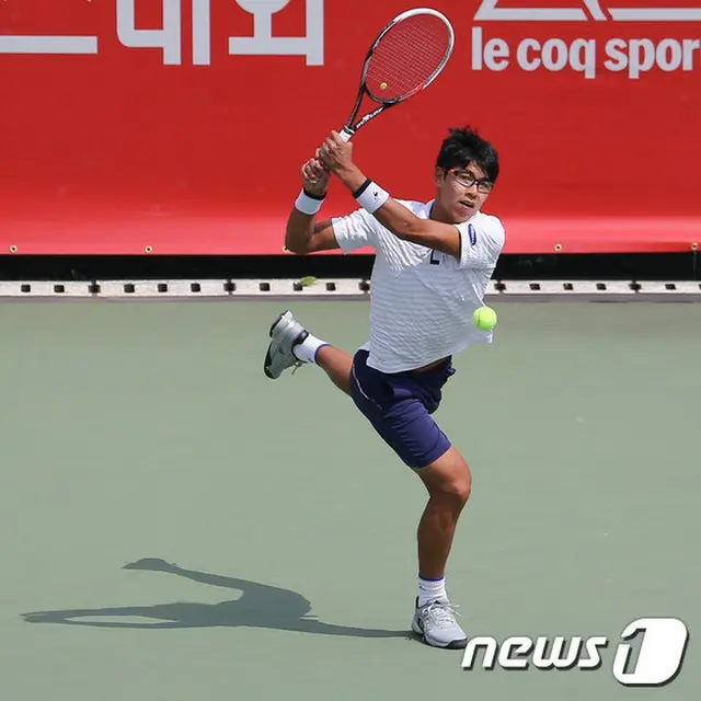 韓国男子テニスのチョン・ヒョン（19、世界ランキング73位）が男子プロテニス（ATP）ツアー ウィンストン・セーラム・オープン8強進出に失敗した。（提供:news1）