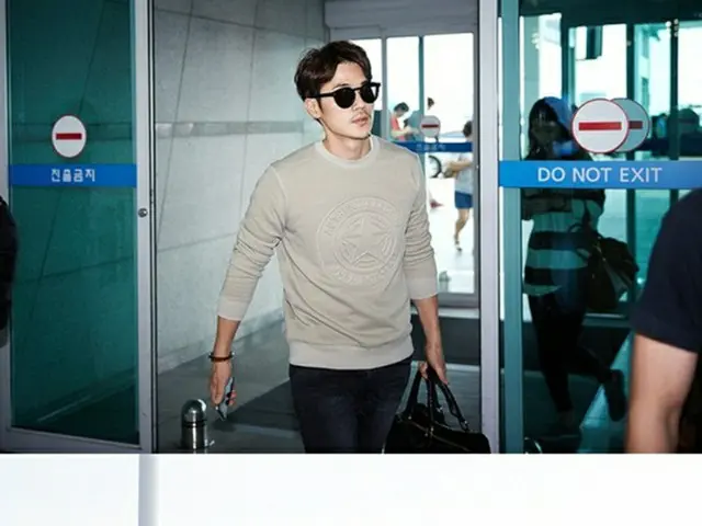 韓国俳優キム・ガンウの空港ファッションが、話題を呼んでいる。（提供:news1）
