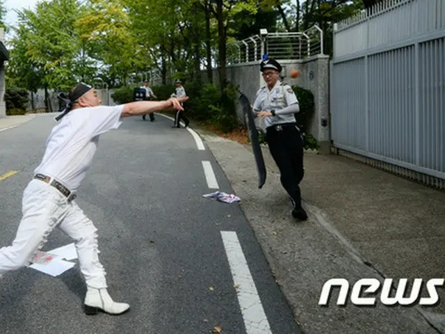 1日午後、ソウル市内にある日本大使館に、保守団体代表が生卵を投げつける事件が発生した。