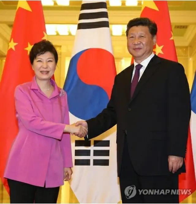 会談前に握手する朴大統領（左）と習主席＝２日、北京（聯合ニュース）