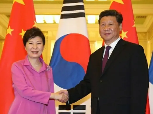 会談前に握手する朴大統領(左)と習主席=2日、北京(聯合ニュース)