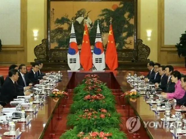 人民大会堂で行われた韓中首脳会談＝２日、北京（聯合ニュース）