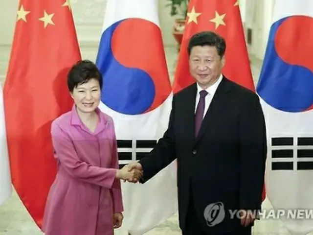 習主席（右）と握手する朴大統領＝２日、北京（聯合ニュース）