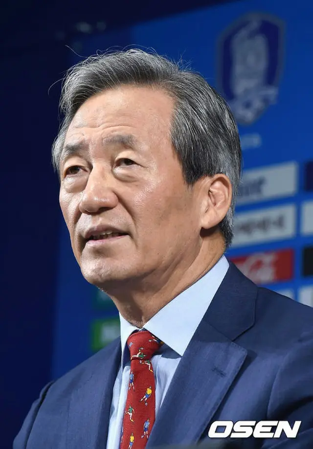 国際サッカー連盟（FIFA）会長選挙に出馬する鄭夢準（チョン・モンジュン、64）大韓サッカー協会名誉会長がシェイク・サルマンAFC（アジアサッカー連盟）会長の不公正なミシェル・プラティニ（UEFA）会長支持に刀を