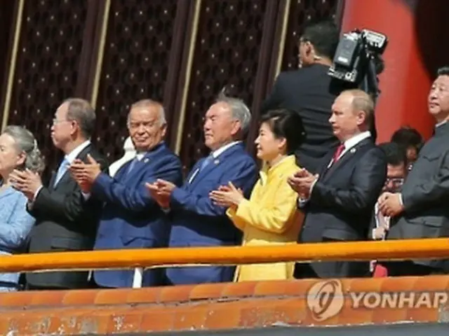 天安門城楼に上った朴大統領(右側から3人目)=(聯合ニュース)