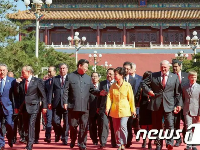 朴槿恵(パク・クネ)大統領は4日(現地時間)、「歴史は悠久に流れて永遠に残るものであり、それを認めないのは手のひらで天を覆い隠すことと同じく、自身の能力を過大評価すること」と述べた。