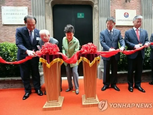 式典で上海市長らとテープカットを行う朴大統領（中央）＝４日、上海（聯合ニュース）