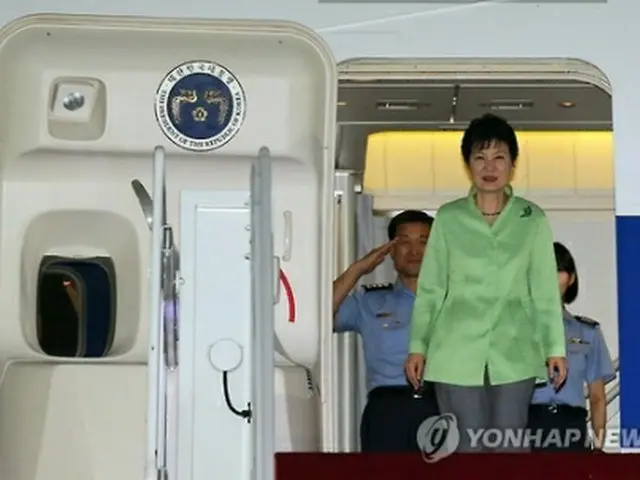 京畿道・城南のソウル空港(軍用空港)に専用機で帰国した朴大統領=4日、城南(聯合ニュース)