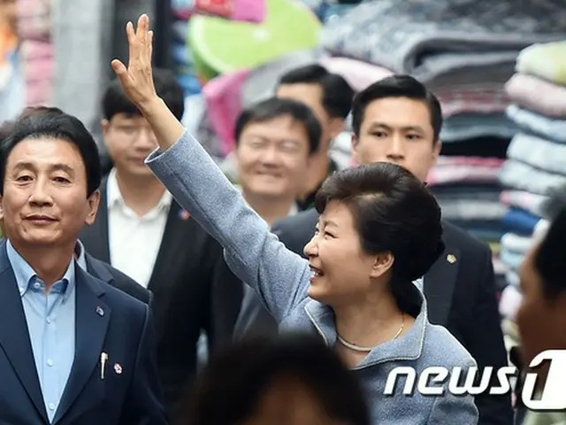 韓国の朴槿恵大統領が7日、“政治的故郷”である韓国南部の大邱（テグ）にある西門市場を訪れ、市民からの「愛しています」の歓声を受けながら、訪中後の経済活性化広報に出た。（提供:news1）