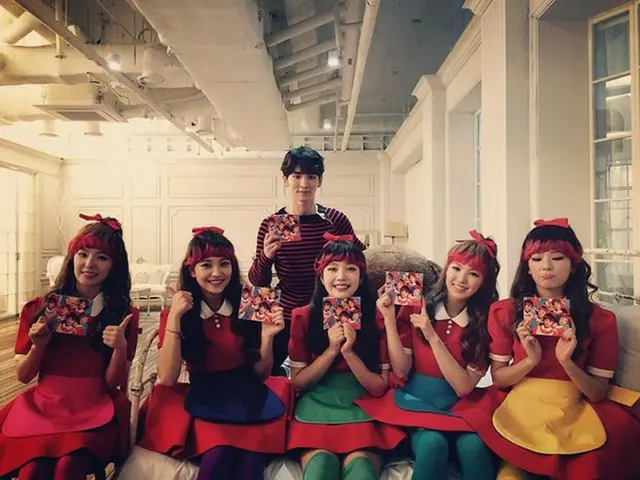 韓国アイドルグループ「SHINee」のKey（キー）が、後輩「Red Velvet」の「Dumb Dumb」活動を応援した。（提供:news1）