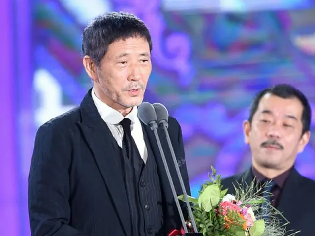 「ソウルドラマアウォード2015」受賞式に参加した小林薫（64）はトロフィーを受け取り、笑顔で受賞の喜びを伝えた。