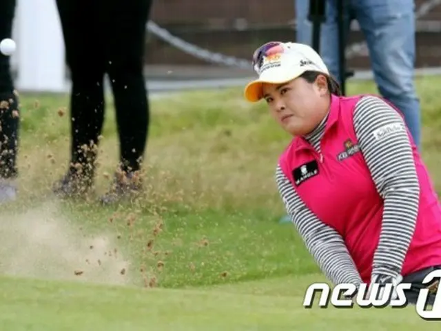 韓国女子プロゴルファーのパク・インビ（朴仁妃、27）が14週連続で世界ランキング1位の座を守った。2位のリディア・コ（18、韓国名:コ・ボギョン）との差は僅差となった。