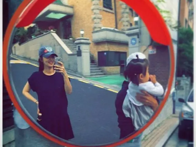 韓国女優パク・ソルミ、臨月の姿を公開。”夫ハン・ジェソクと娘と散歩中”（提供:news1）