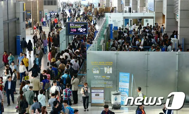 仁川国際空港内の商業施設で販売されている料理の価格が、ソウル市内の平均より4000ウォン（約403円）以上高いことがわかった。（提供:news1）