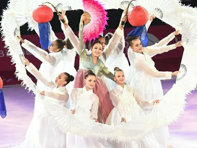 26日午後、蚕室室内体育館にて「メイキングQリズミック・オールスターズ2015」が幕を開け、韓国“新体操の妖精”ソン・ヨンジェと世界上位の選手たちが世界新体操オールスター招待カラーショーを披露した。