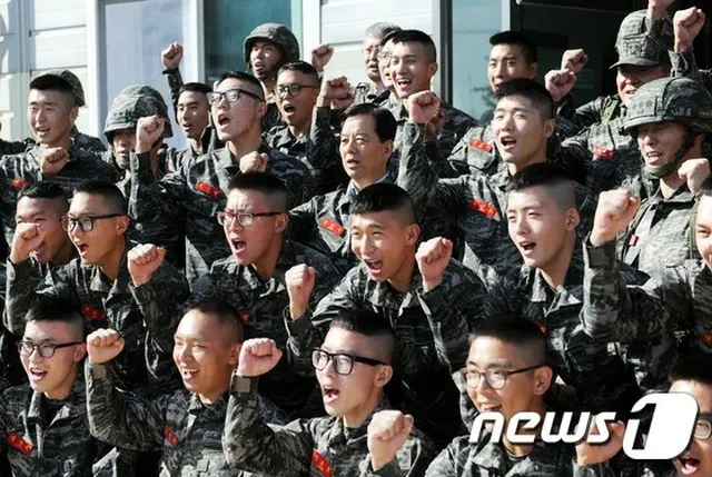 韓国政府当局は、軍隊に入隊していない状態で、韓国国籍を喪失した兵役義務対象者の就職など社会活動を制限する案を検討していることが9日、明らかとなった。