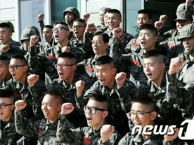 韓国政府当局は、軍隊に入隊していない状態で、韓国国籍を喪失した兵役義務対象者の就職など社会活動を制限する案を検討していることが9日、明らかとなった。