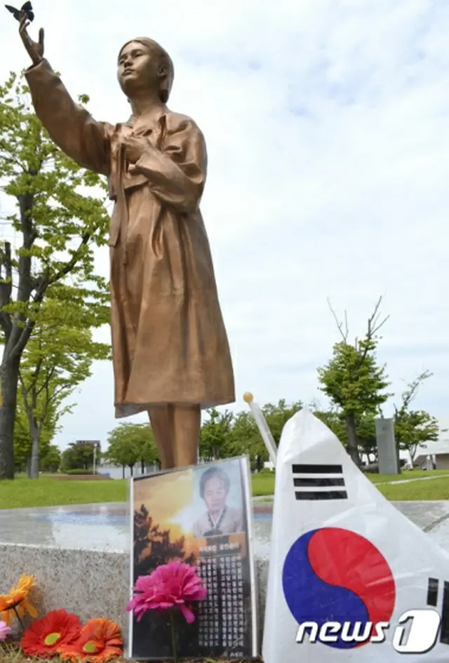 日本からの韓国独立70周年を迎え、今年8月に光州（クァンジュ）市庁の前に設置された「光州平和の少女像」。