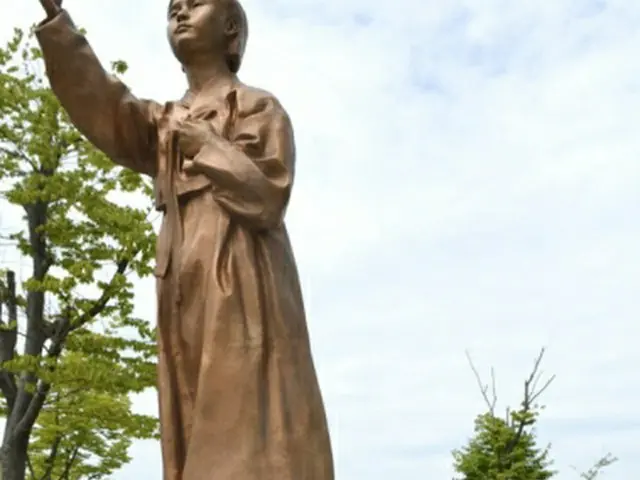 日本からの韓国独立70周年を迎え、今年8月に光州（クァンジュ）市庁の前に設置された「光州平和の少女像」。