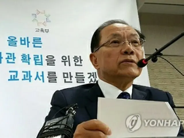 会見する黄・社会副首相兼教育部長官=12日、ソウル(聯合ニュース)