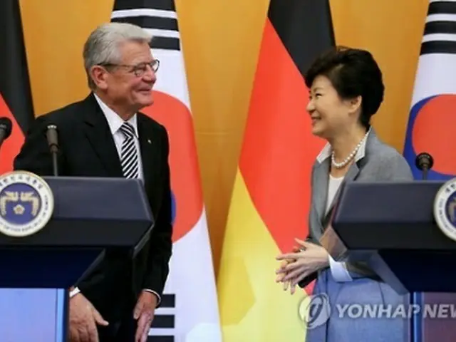 会見する朴大統領(右)とガウク大統領=12日、ソウル(聯合ニュース)