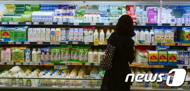 ことし上半期、約184億ウォン（約19億5500万円）の赤字を記録した「ソウル牛乳協同組合」が職員の月給の一部を牛乳などの乳製品で支給していたことが分かった。