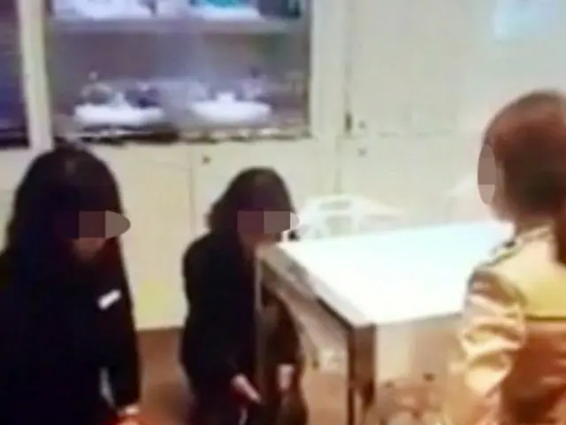 韓国・仁川（インチョン）の大型デパートで、客の女性が店員2人を目の前に土下座させる映像が広まり、物議を醸している。
