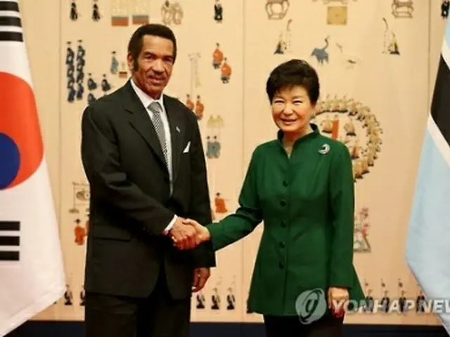 首脳会談で握手を交わす朴大統領（右）とボツワナ大統領＝２３日、ソウル（聯合ニュース）