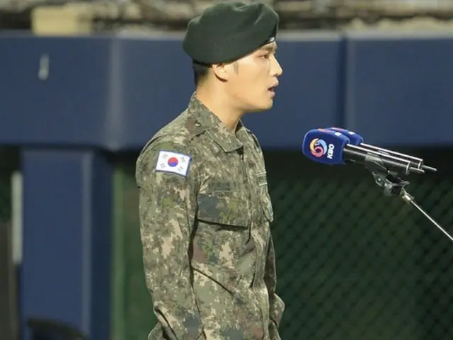 韓国シリーズ第1戦で、ジェジュン（JYJ）が国歌を斉唱した。（提供:news1）