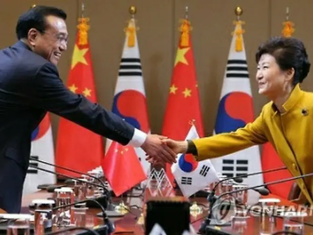 握手を交わす朴大統領と李首相＝３１日、ソウル（聯合ニュース）