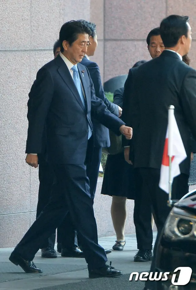 11月2日午前、日韓首脳会談がおこなわれる韓国ソウル・青瓦台（大統領府）に向けてウェスティン朝鮮ホテルを出発する安倍首相。