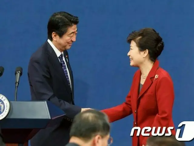 韓首脳会談にて両国は、可能な限りはやく慰安婦問題の妥結に持ち込めるよう協議を加速化することで合意した。青瓦台（大統領府）が明らかにした。（画像:11月1日、日中韓首脳会談でのようす）