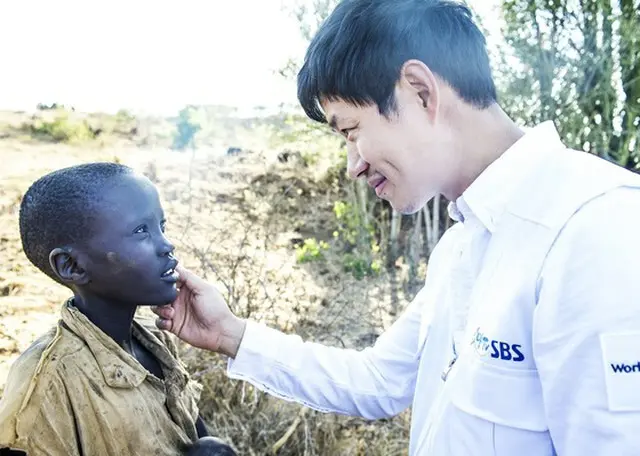 国際救護開発NGOワールドビジョンの広報大使を務める韓国俳優ユ・ジュンサンが、初めてアフリカ・ウガンダを訪問し、子供たちに希望を伝えた。（提供:news1）