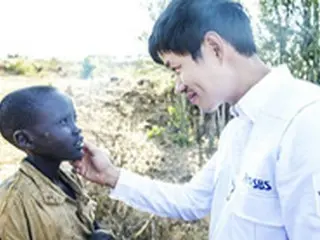 俳優ユ・ジュンサン、ウガンダの子供たちに希望を