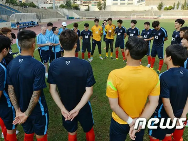 17日午後9時（日本時間）対戦する韓国とラオスのサッカー代表チームがフランス・パリで起きたテロ惨事を追悼する時間を設けることがわかった。（提供:news1）
