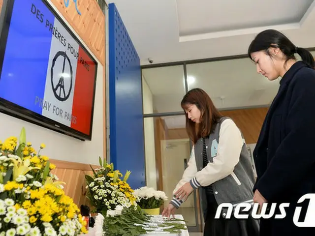 380人の死傷者が発生したフランス・パリ同時多発テロを追悼するため、韓国の大学生らも参加した。（提供:news1）